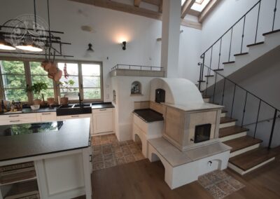 Akumulační sálavá kamna s plotnou a troubou pro fanouška cyklistiky